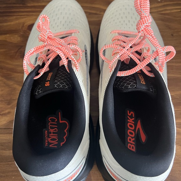 Brooks women’s shoes - Picture 6 of 9